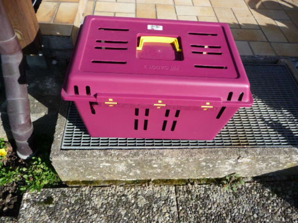 Dunkelpinke Kleintiertransportbox Pet Caddy 2 - Guter Zustand in Denzlingen