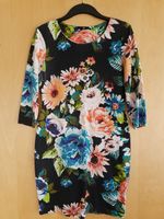 Bodycon Kleid von H&M mit Blumenmuster auf schwarzem Hintergrund Stuttgart - Bad Cannstatt Vorschau