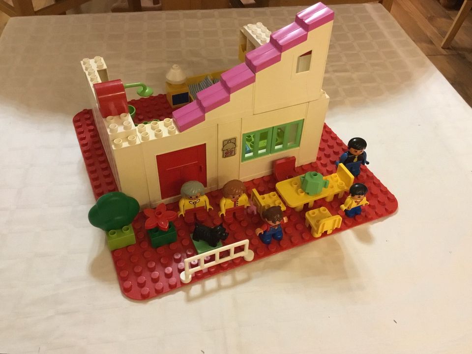 Lego Duplo Haus, Spielhaus, Einrichtung, Bauplatte, Familie + Oma in Niederwerrn