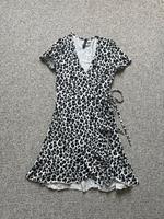 H&M Wickelkleid Kleid Leopardenmuster Gr 32 Mecklenburg-Vorpommern - Pasewalk Vorschau