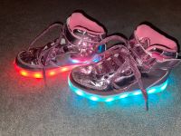 Mädchen Blinkschuhe Leuchtende Schuhe Gr. 32 metallic rosa Hessen - Wetzlar Vorschau