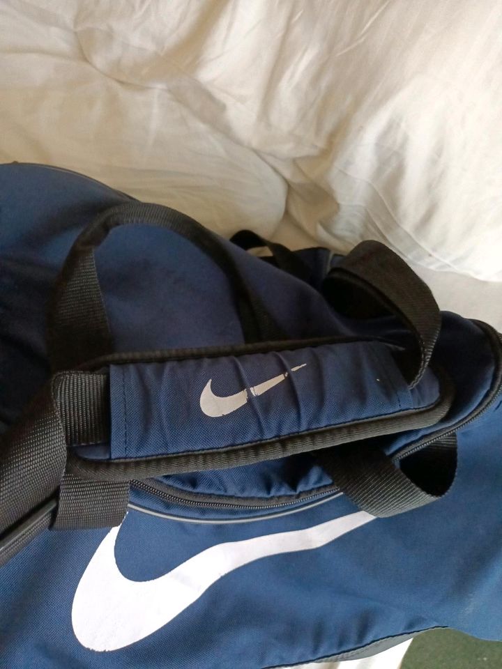 Sporttasche von Nike dunkel Blau in Kiel