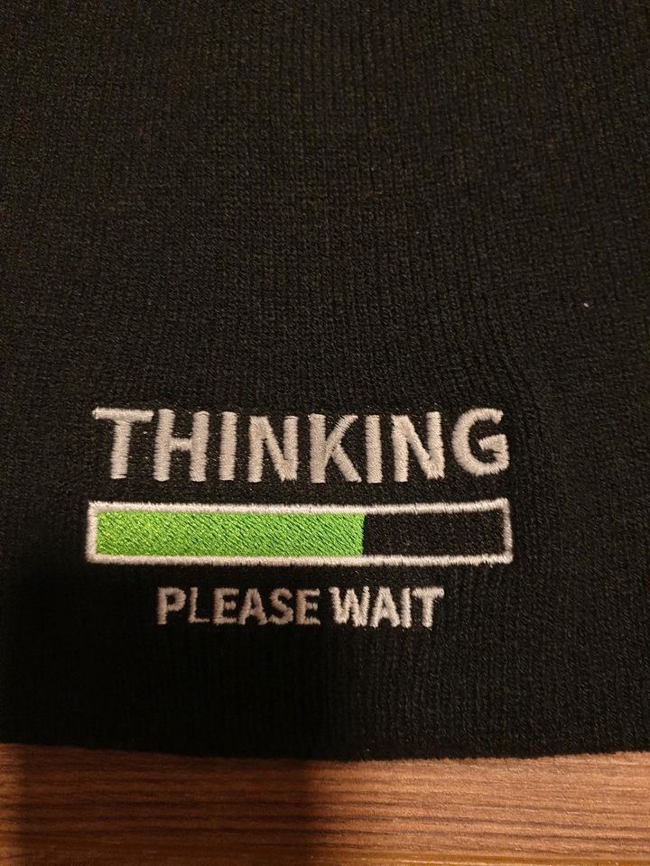 Mütze schwarz NEU "Thinking... please wait" unisex in Baunatal