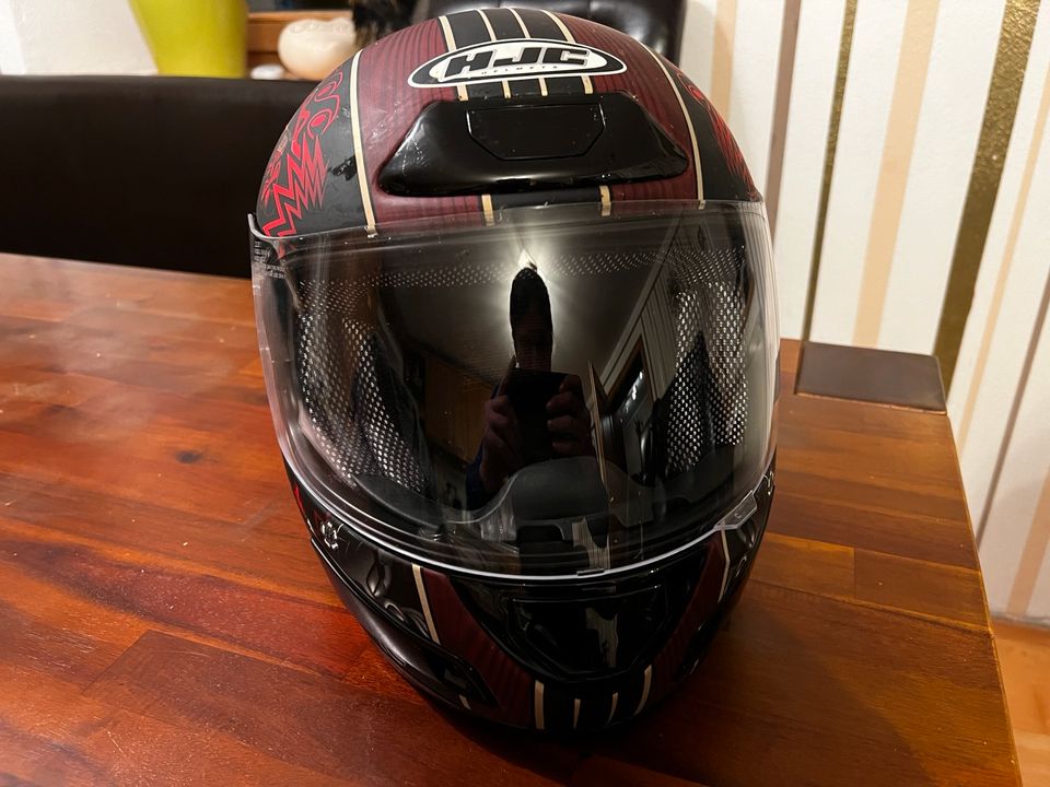 Motorradhelm in Halsbach