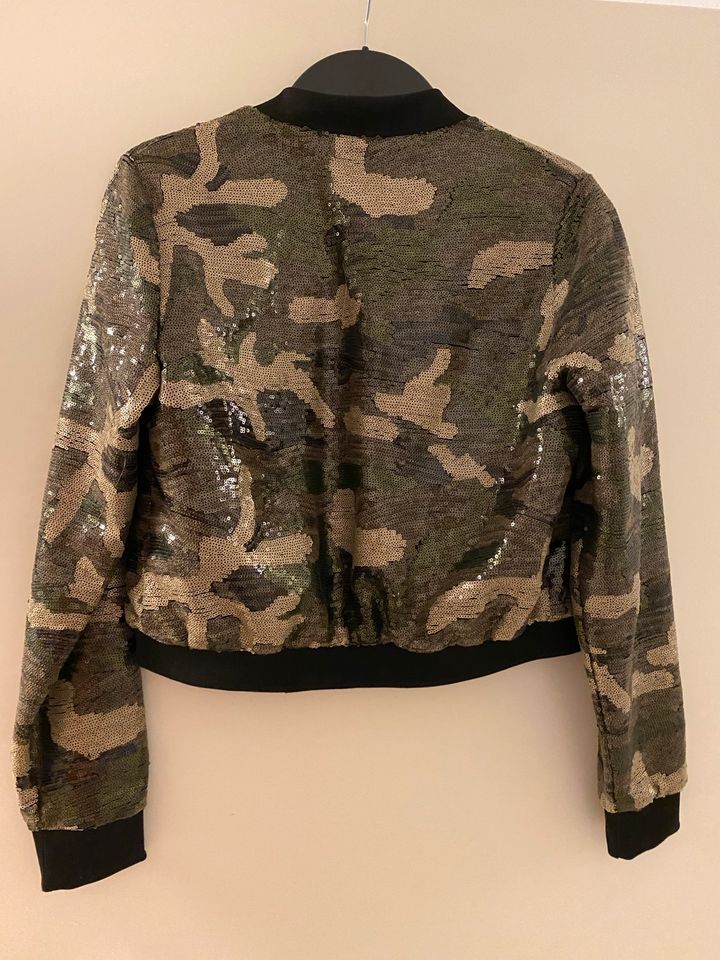 Kurze Jacke mit Pailletten Größe 36 neu Camouflage in Kleinmachnow