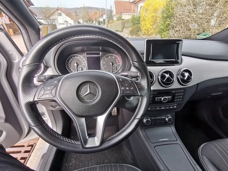 Mercedes-Benz B200 Automatik, km 28.500, EZ 5/2014 in Oberkochen