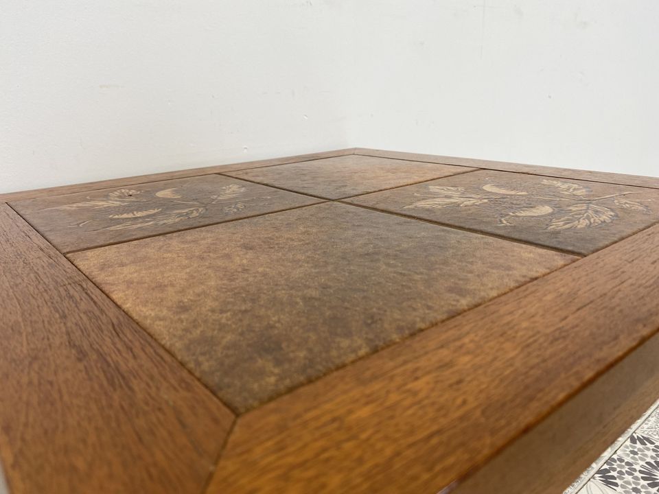 WMK Hübscher und gut erhaltener skandinavischer Couchtisch mit  kunstvollen Fliesen und geraden Beinen - Tisch Beistelltisch Kacheltisch Coffee Table Vintage Mid-Century - Lieferung möglich in Berlin