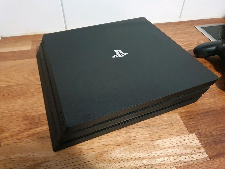 Playstation 4 Pro + 2  Controller in Dresden