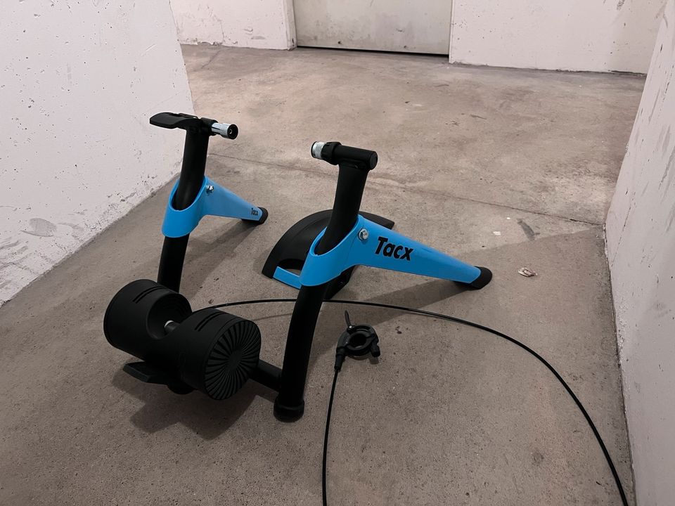 Tacx Boost Rollentrainer Indoortrainer in Helmstedt