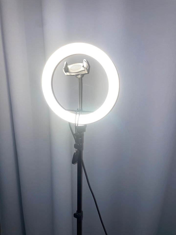 LED Ringlicht mit Stativ Höhe 185 cm in Ovelgönne