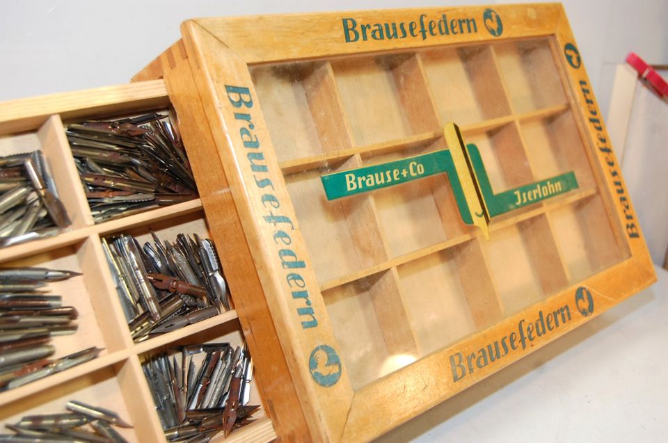 BRAUSEFEDERN Kalligraphiefedern Verkaufsvitrine 1950er Jahre in Kirchlengern