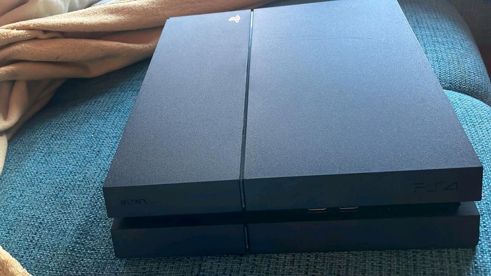 Playstation4 mit Controller und Spielen in Remchingen