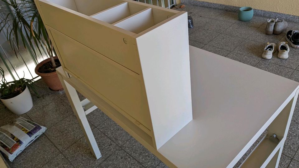Ikea Pahl höhenverstellbar Kinderschreibtisch mit passendem Regal in Herne