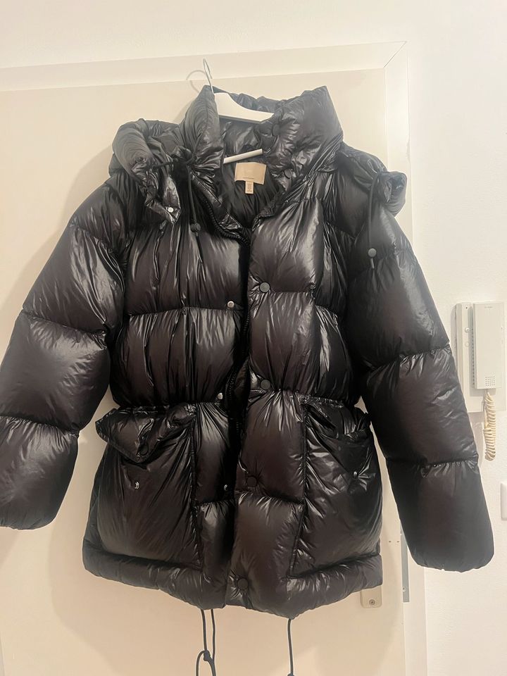 Daunenjacke mit Kapuze/ H&M / Schwarz glänzend in Viersen