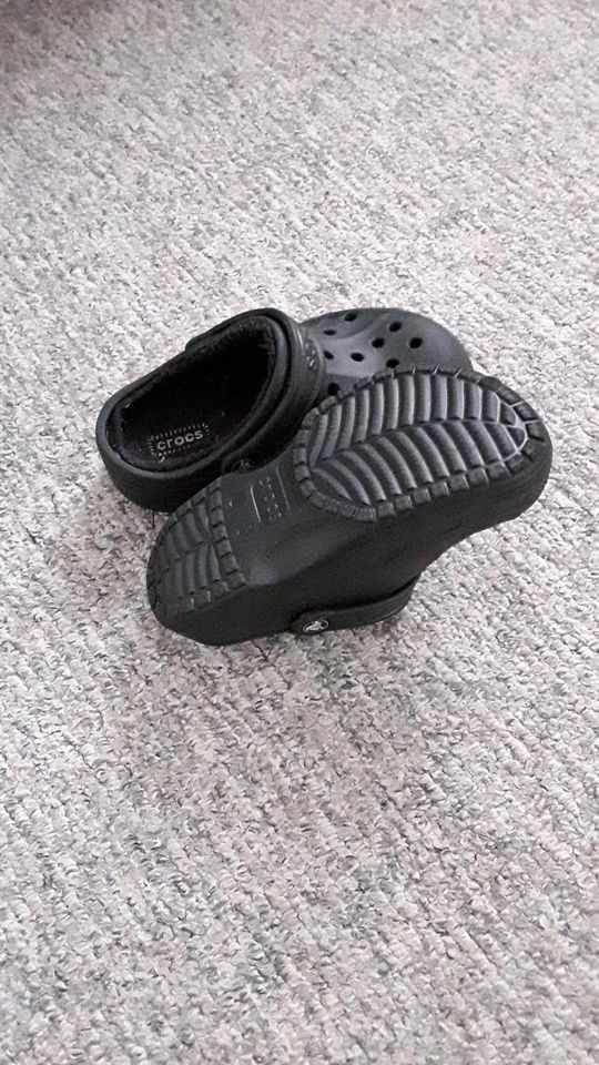 CROCS gefüttert Schuhe Garten Hausschuhe gr. 1 J 3 32 33 schwarz in Bernau