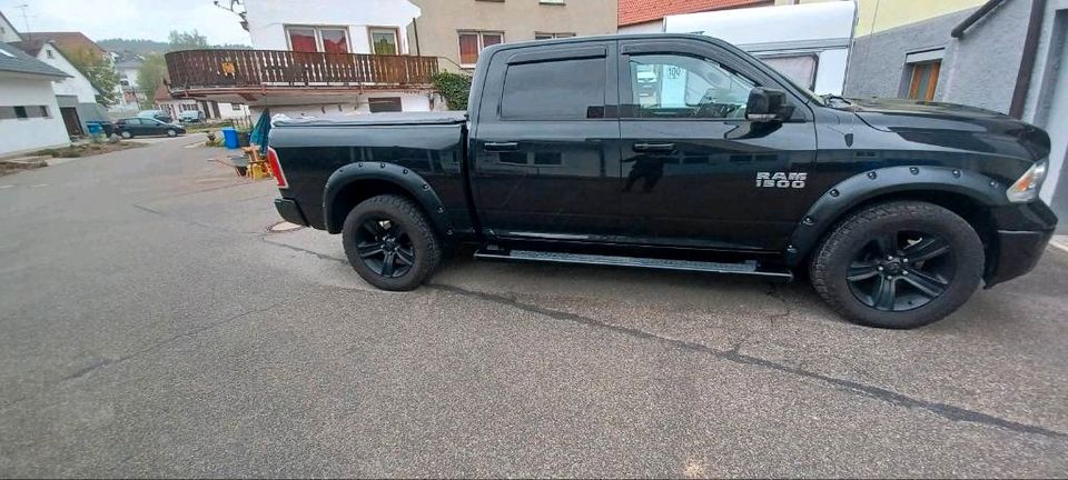 Dodge Ram Pickup Laramie schwarz LPG 4x4 in Hausen am Tann