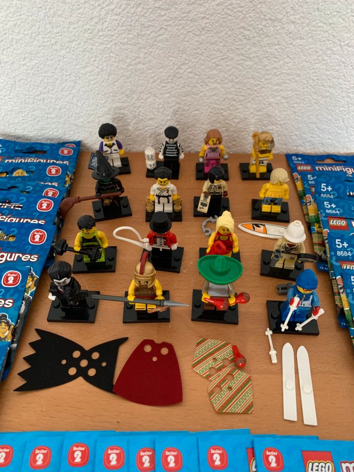 Lego Minifiguren Serie 2 - 8684 komplett wie neu in Beckingen