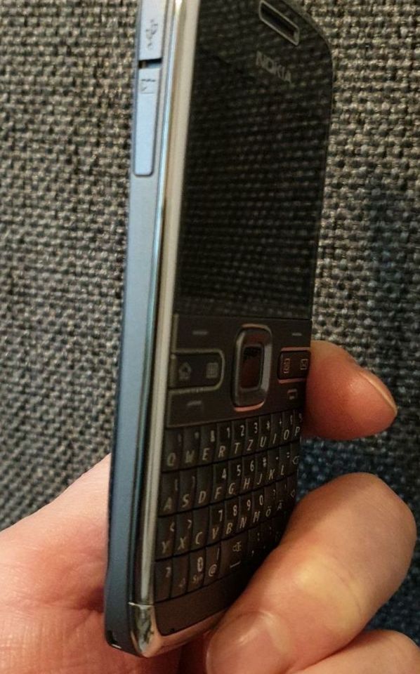Handy Nokia E72 + viel Zubehör in Stuttgart