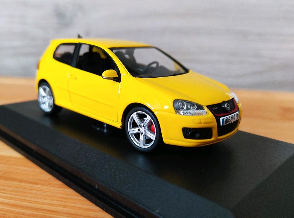 VW Golf V GTI Pirelli gelb 1:43 Werbemodell Norev 1K0099300D14N in Leuna