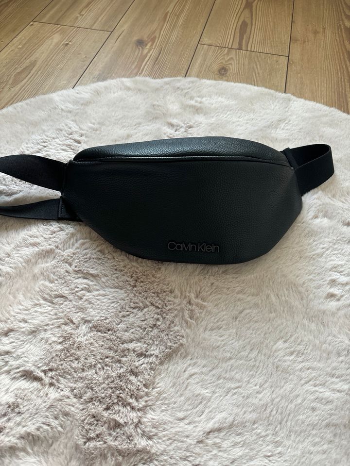 Calvin Klein Bauchtsche Damen / Herren Leder schwarz in Herne