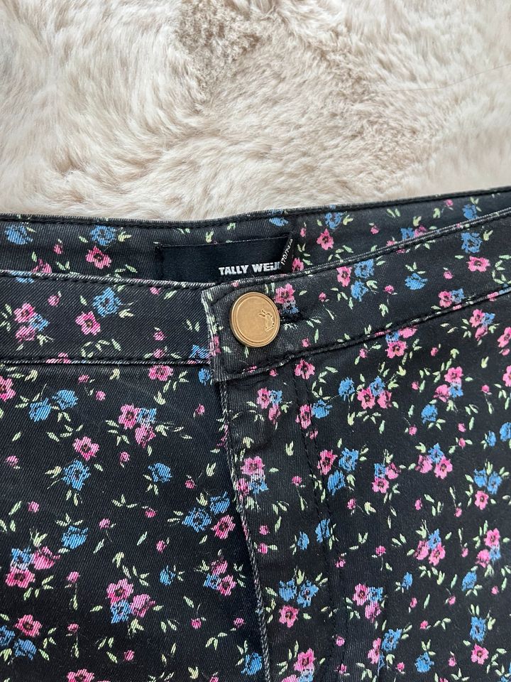 Shorts kurze Hose Hotpants Gr. 40 Muster Blumen schwarz in Cham