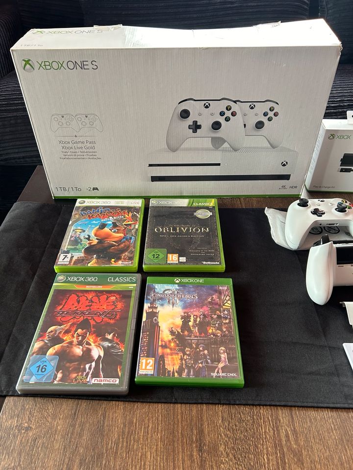 Xbox one S 1TB + 2 Controller + Spiele in Berlin