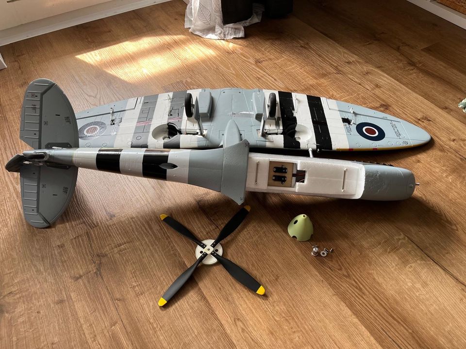 „FlightLine“ Spitfire 1.2 m in Karlsruhe