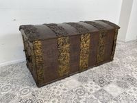 WMK Besonders schöne antike Truhe aus 1741, massiv Gebaut und mit Metallblech handbeschlagen - Kiste Piratentruhe Schatztruhe Kommode Wäschetruhe Vintage - Lieferung möglich Friedrichshain-Kreuzberg - Friedrichshain Vorschau