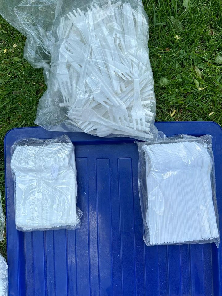 Diverses Plastik Besteck zu verkaufen in Salzgitter
