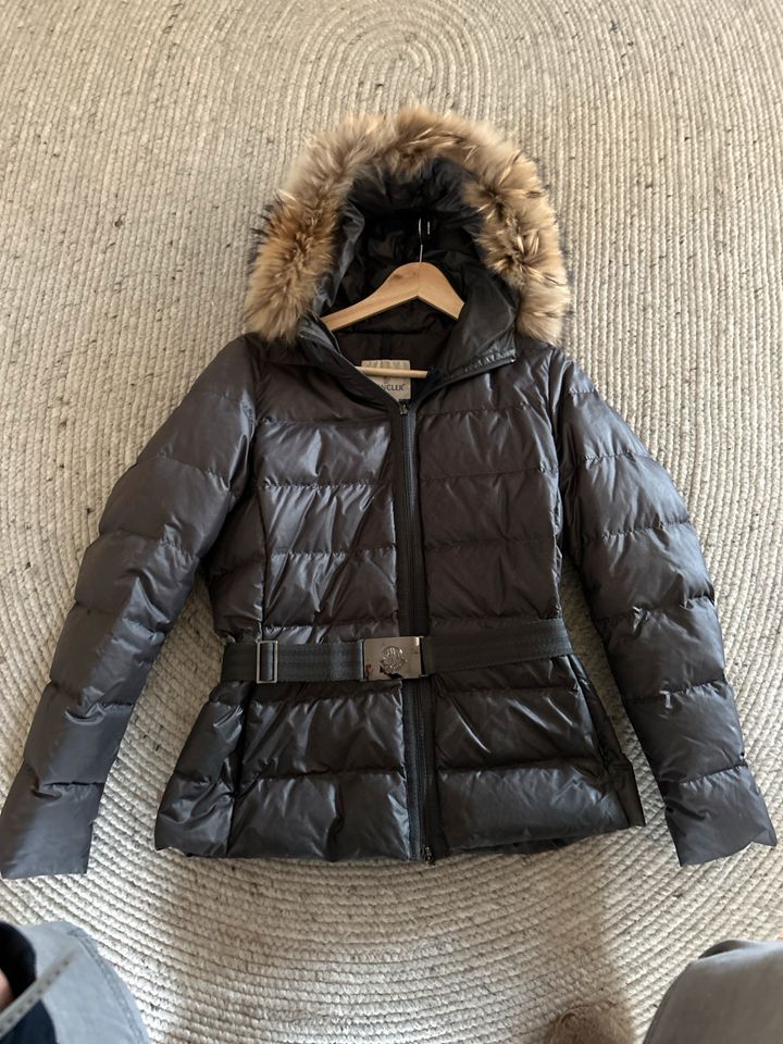 Moncler Jacke mit Echtfell abnehmbar in Seeg