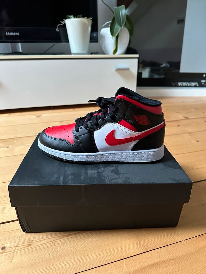 Jordans Jordan neu OVP 38,5 schwarz rot weiß sneaker in Straelen