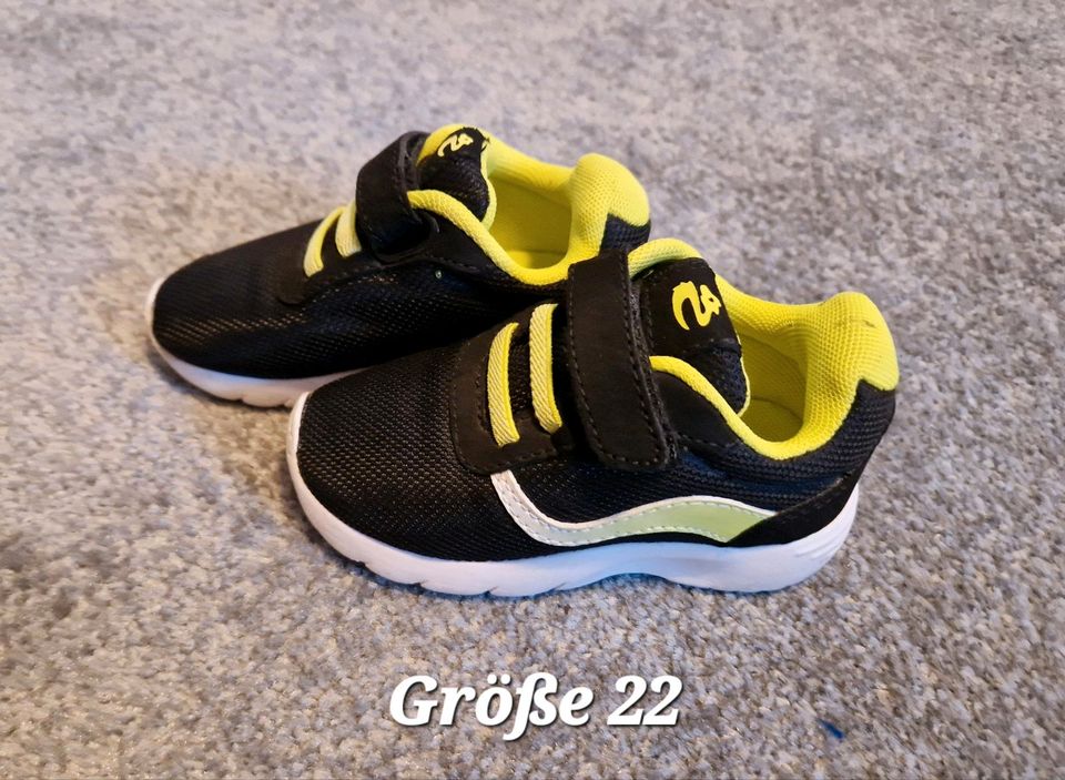 Süße Turnschuhe Größe 22 in Todtenweis