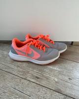 Laufschuhe Sportschuhe Sneaker Nike grau coralle Nordrhein-Westfalen - Hiddenhausen Vorschau