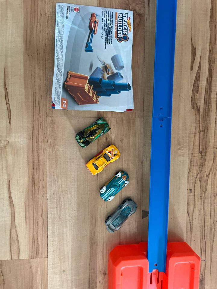 Hot Wheels Bahn, track builder system, Fässer stunt box in Güster