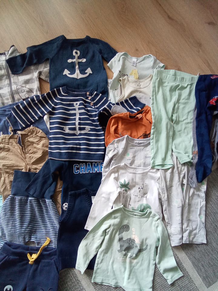 Kinderkleidungspaket Gr. 92 Pulli Hose Schlafanzug Weste Kleidung in Berlin