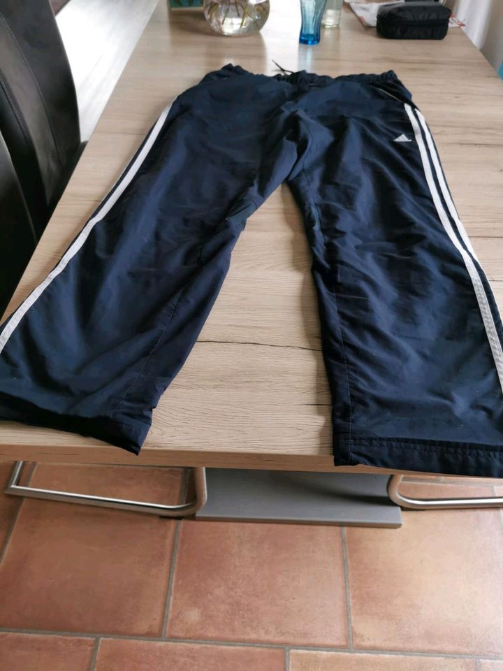 Adidas Sporthose / lange Hose Gr. S blau/schwarz in Herzogenaurach