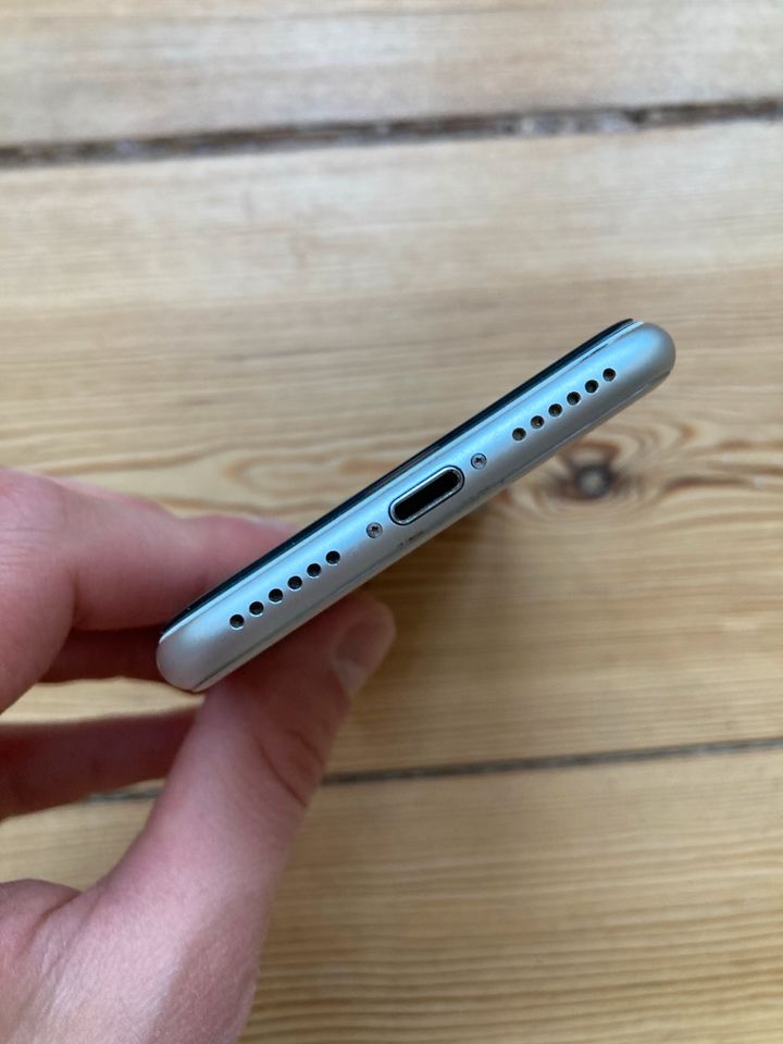 Iphone 8 64GB - gut für Ersatzteile in Berlin