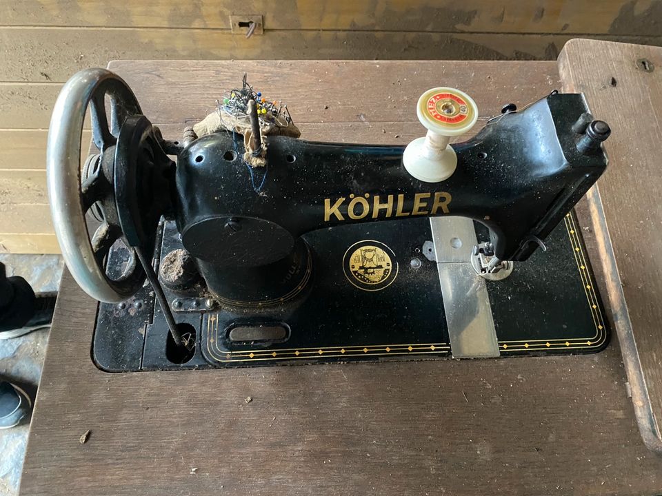 Antike Köhler Nähmaschine mit Tisch in Lahnau