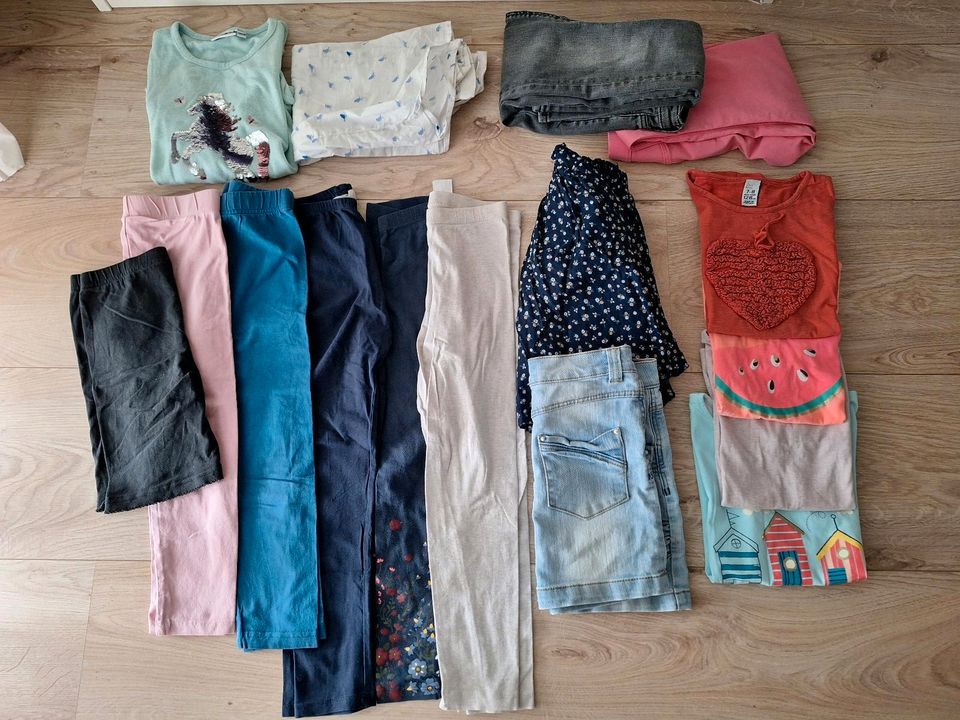 Bekleidungs Paket 16 Teile H&M C&A Zara Gr 128 T- Shirt Hose in Lauingen a.d. Donau