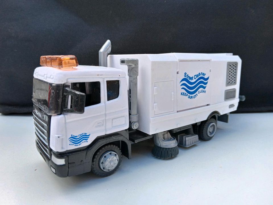 Scania Truck Kehrmaschine street cleaner Kinder Spielzeug in Dresden