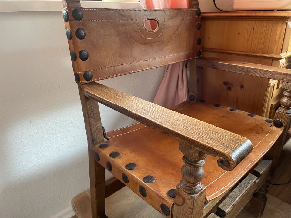 Alte spanische Holz - Leder - Stühle. Beide zusammen 60 Euro in Bretzenheim