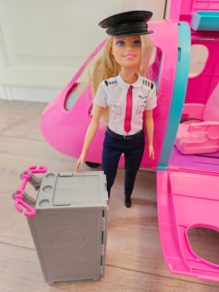 Barbie Flugzeug inkl. Piloten-Barbie in Langenfeld