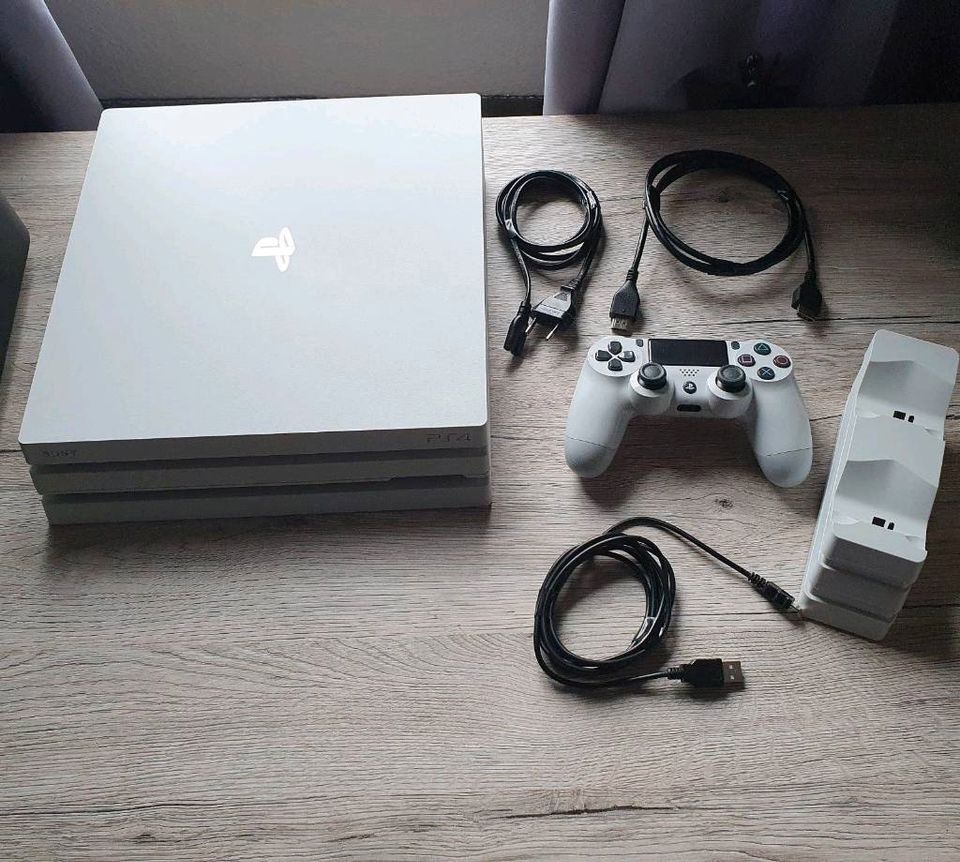 Playstation 4 Pro (Weiß) mit Controller, Ladestation und 2 Spiele in Hessisch Lichtenau