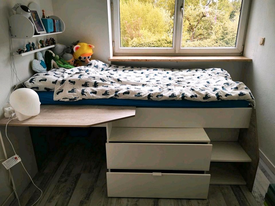 Kinder/Jugend Bett mit Schreibtisch in Geisenhausen