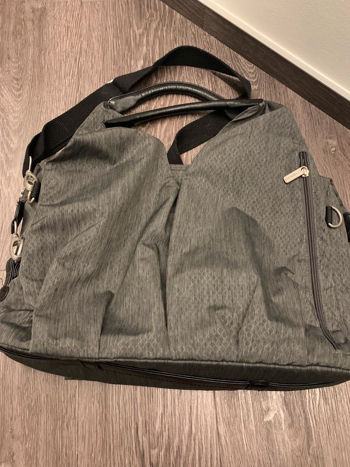 Wickeltasche von lässig kaum benutzt mit viel Zubehör in Hamm (Sieg)