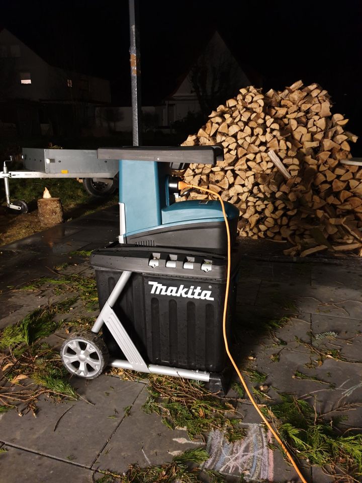 Häcksler mieten - Makita UD2500 Holzhäcksler Hächsler in Lage