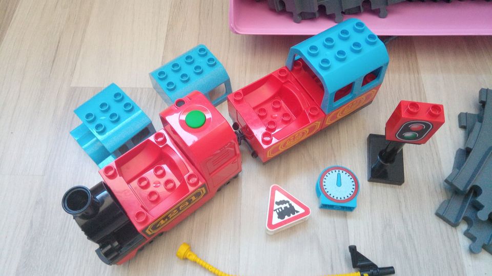 LEGO Duplo elektrische Eisenbahn/Lok inkl. Zubehör in Berlin