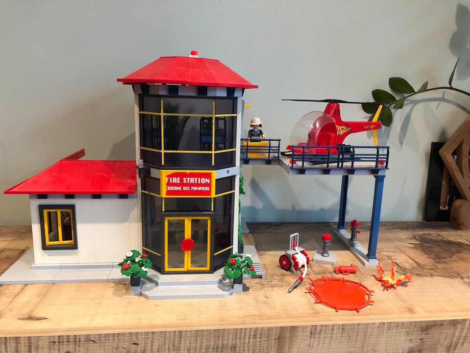 Playmobil Feuerwache mit Fahrzeugen in Wertheim