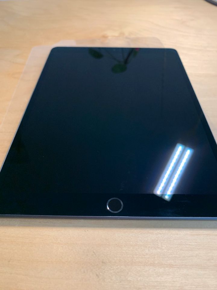 Apple iPad Air 3.Gen 64GB WLAN Space grau + Schutzfolie in Augsburg