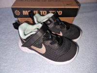 Nike Sneaker Turnschuhe Gr. 22 Nordrhein-Westfalen - Burscheid Vorschau